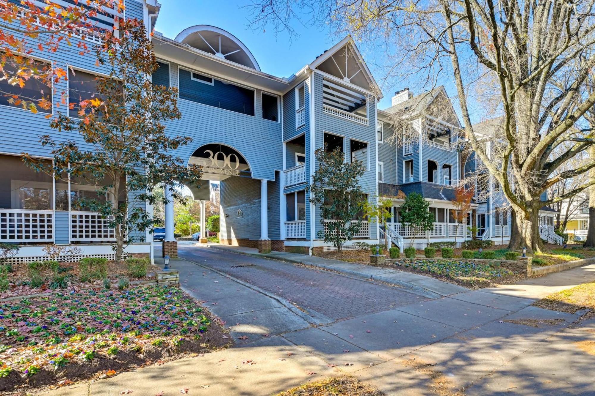 1 Mi To Boa Stadium! Walkable W/ Porch
