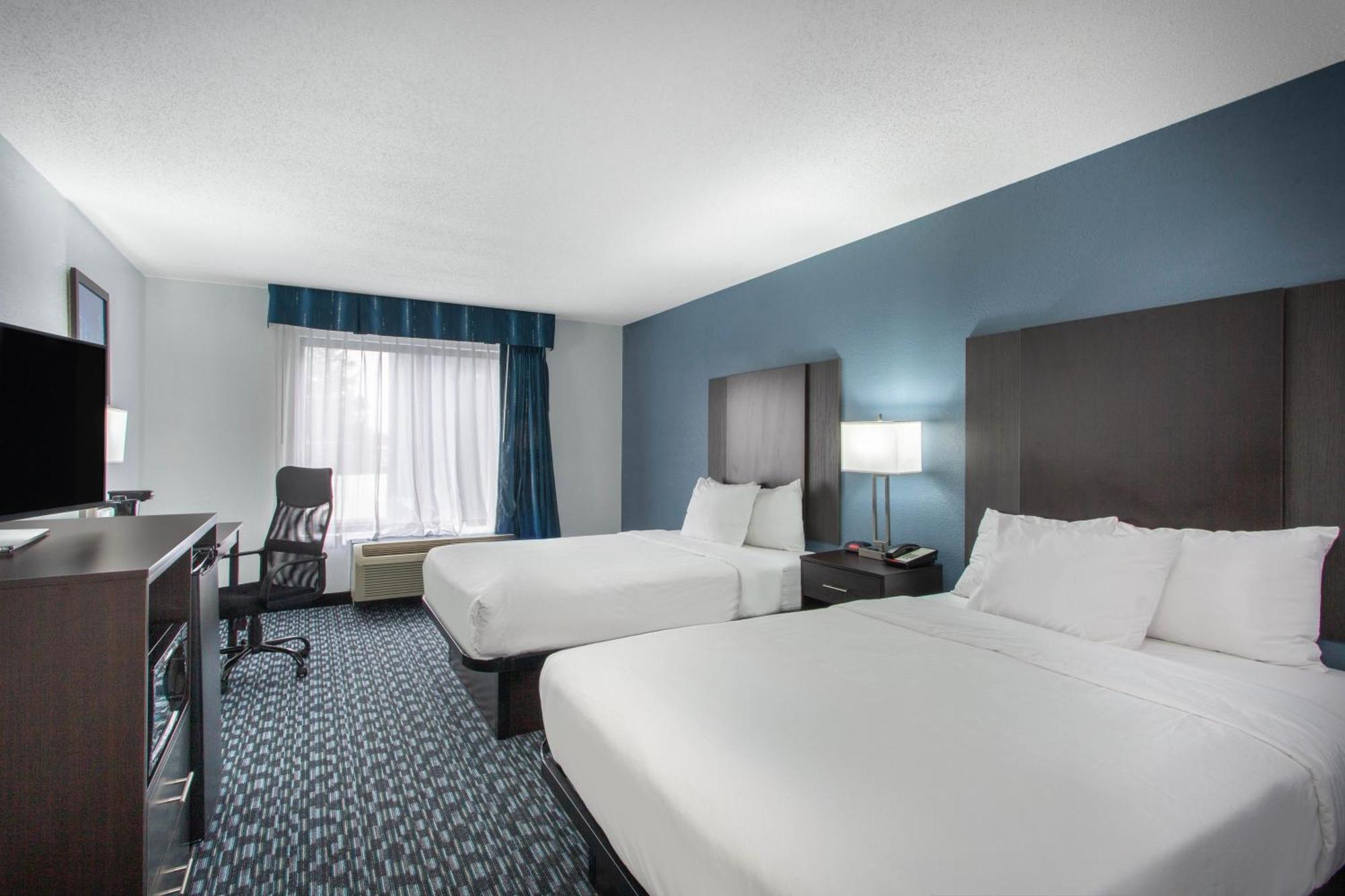 Hotel Clarion Pointe 3*