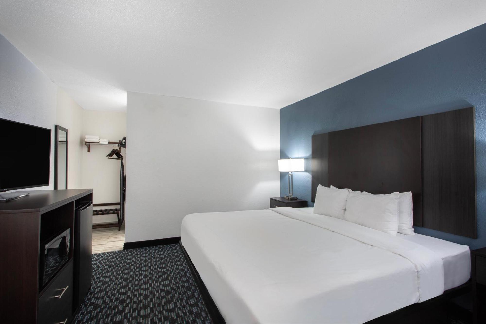 Hotel Clarion Pointe 3*