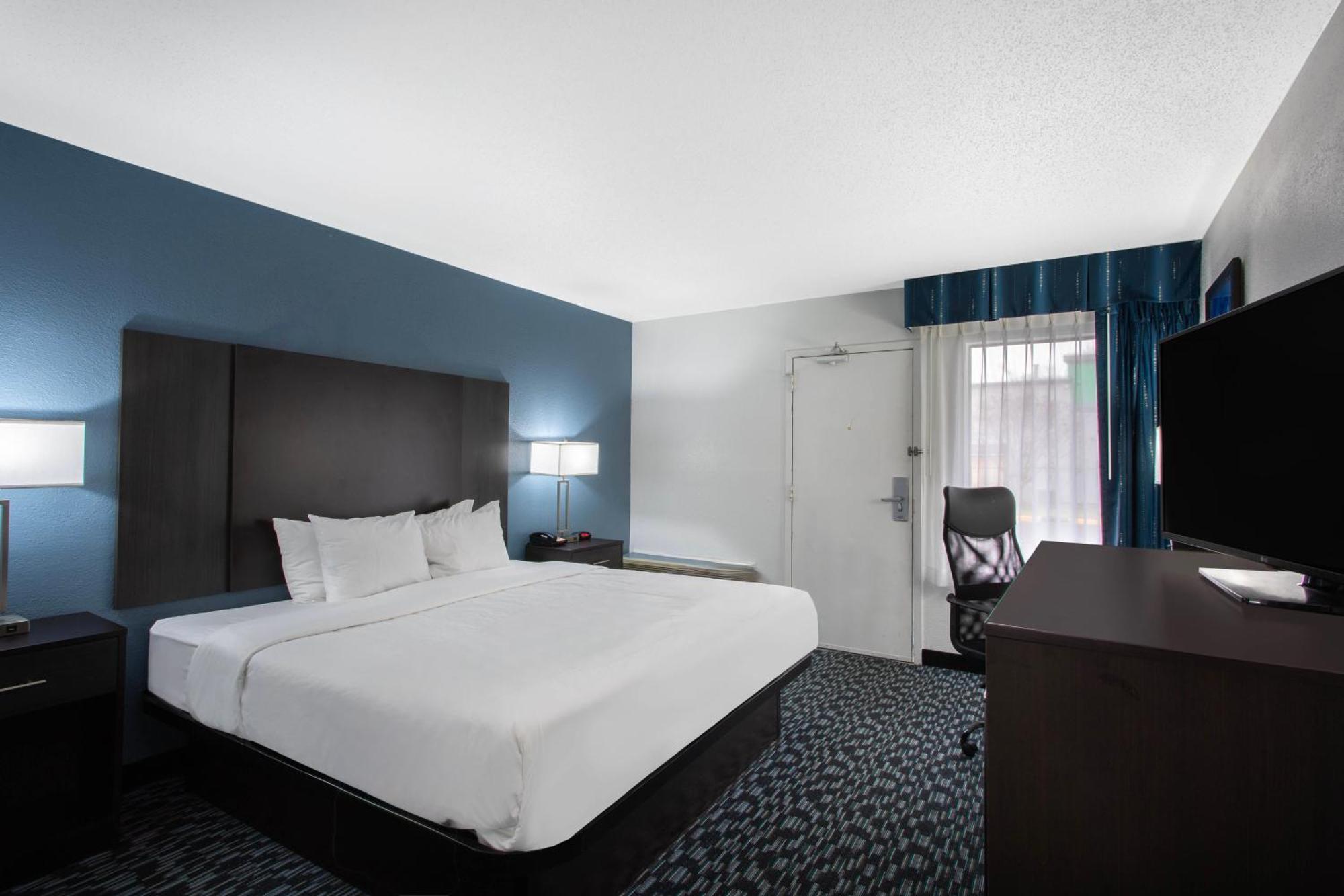 Clarion Pointe Hotel