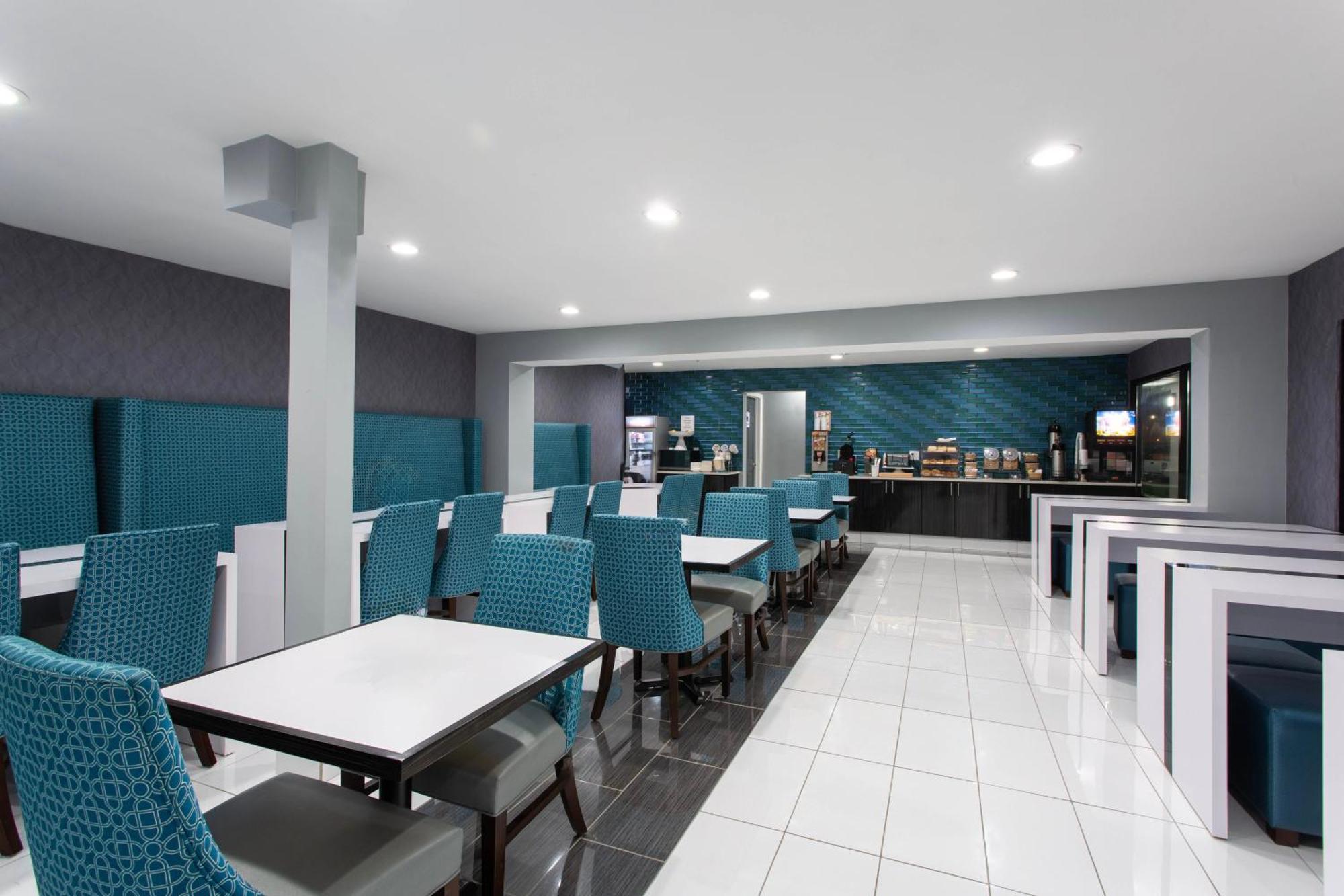 Clarion Pointe Hotel