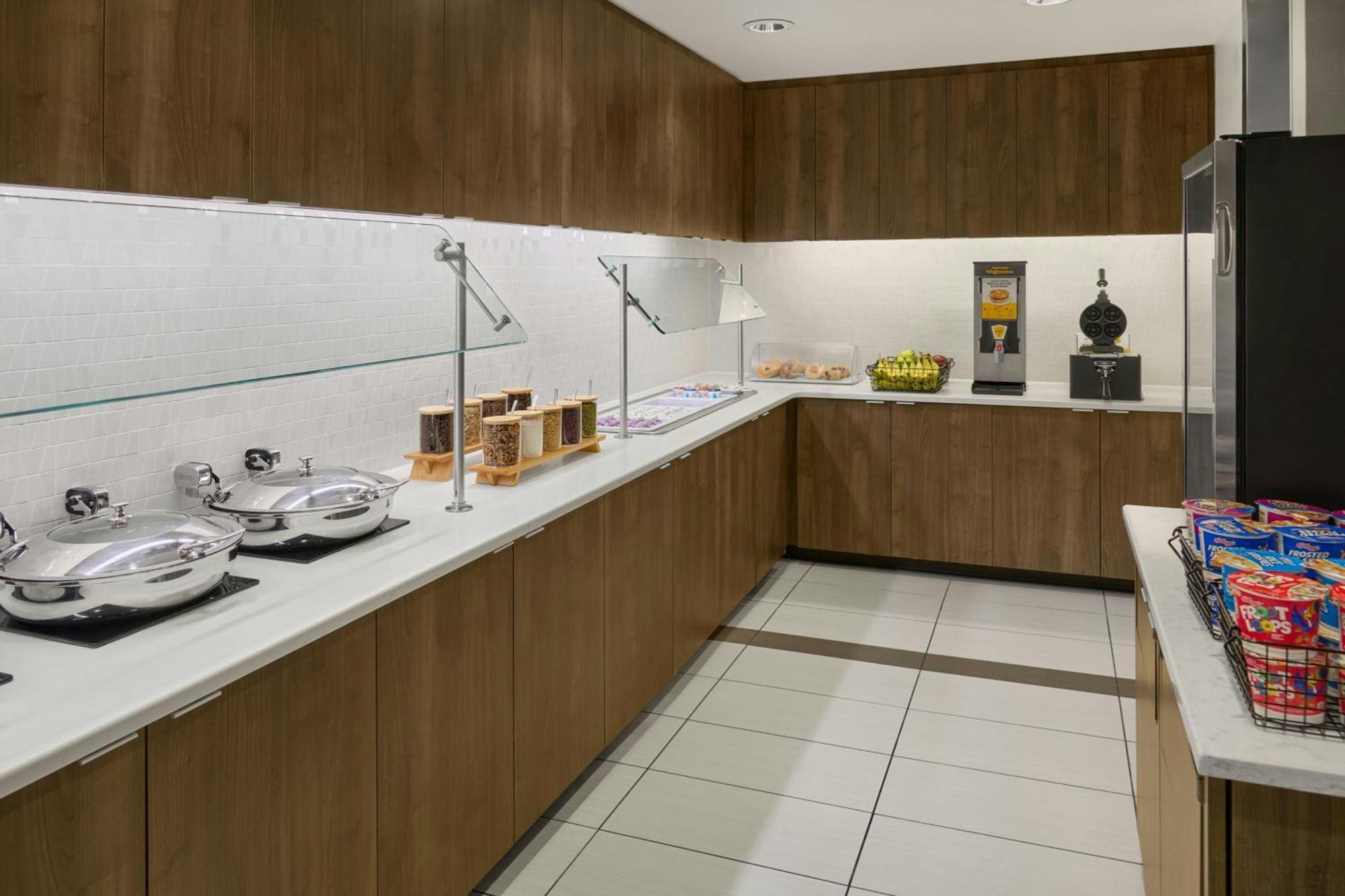Hotel By Marriott Airport 3*