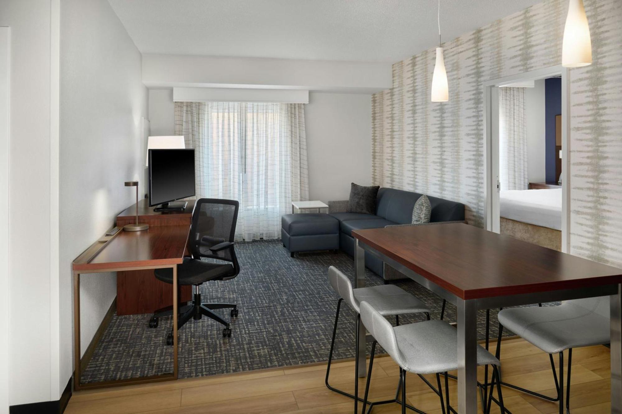 Hotel By Marriott Airport