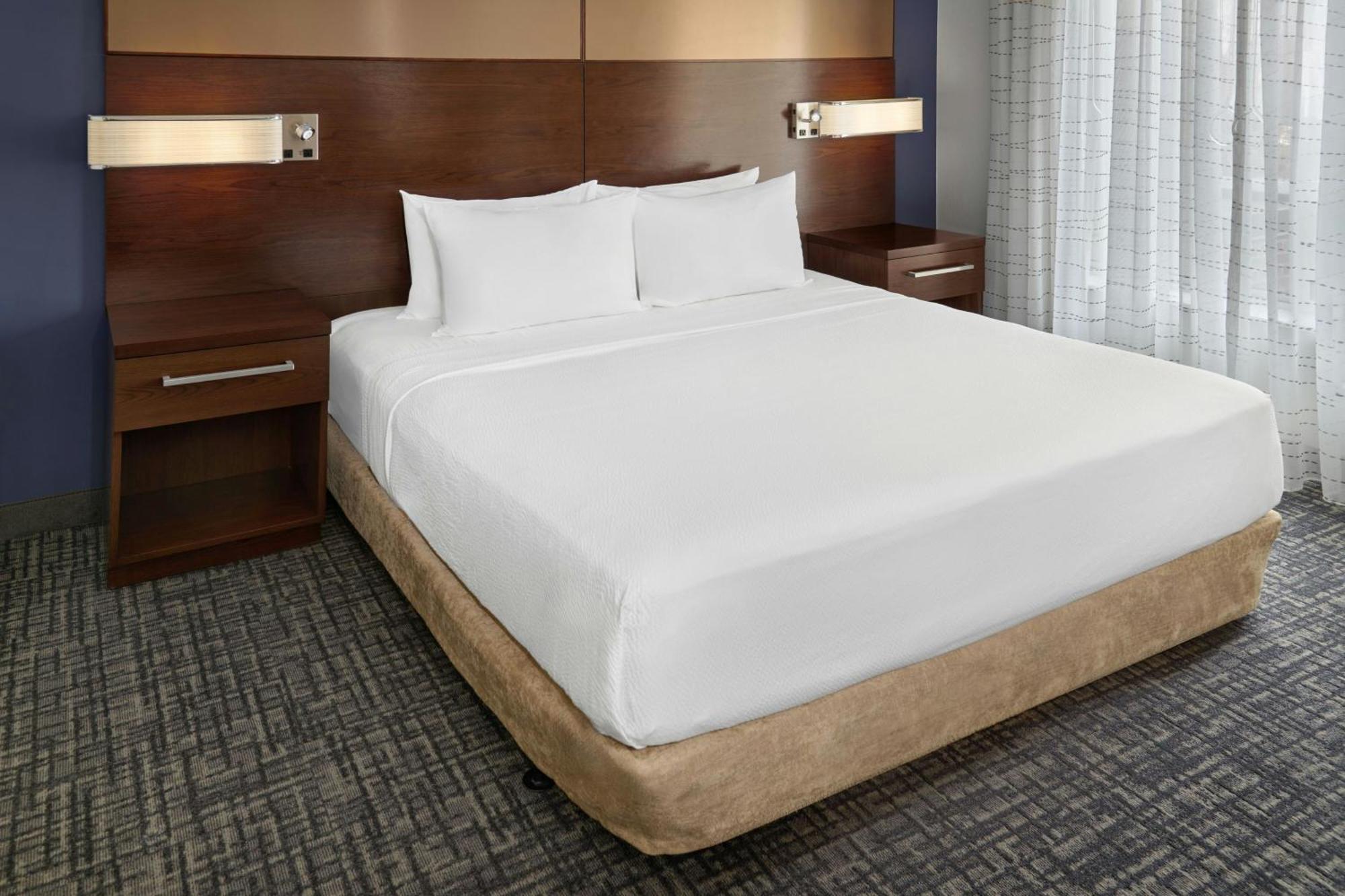 Hotel By Marriott Airport