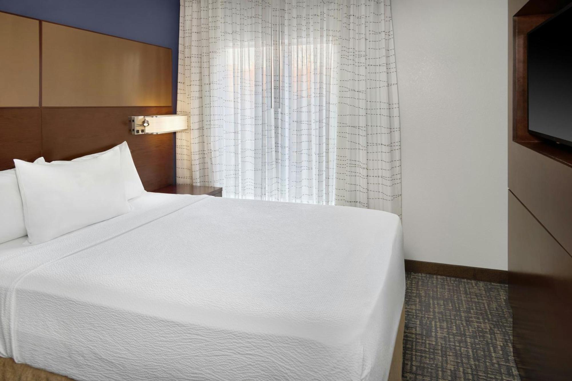 Hotel By Marriott Airport 3*