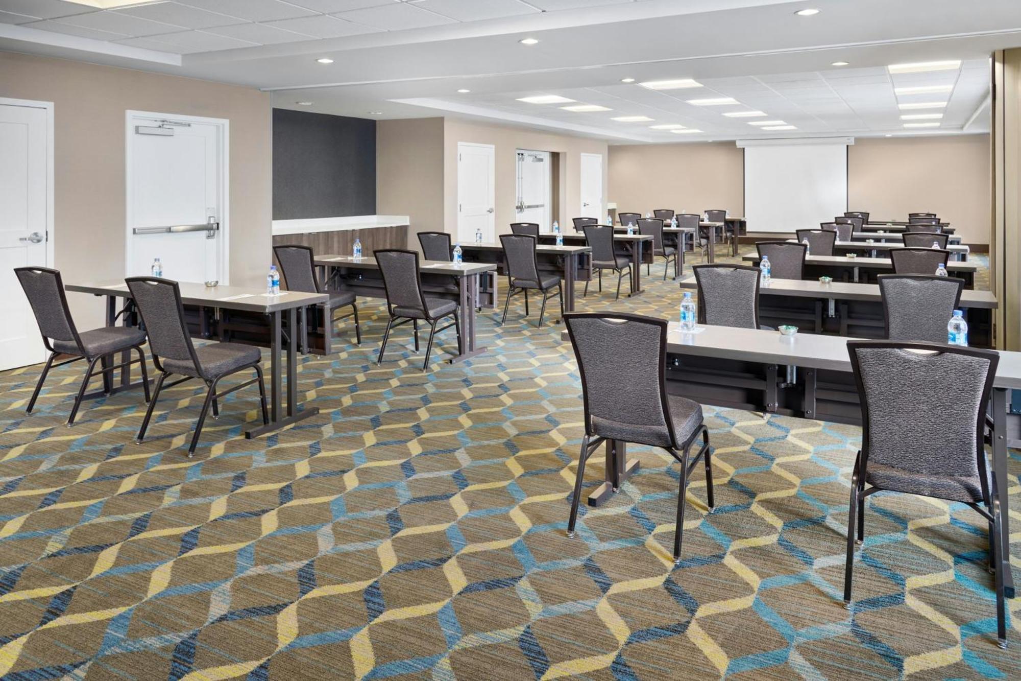 Hotel By Marriott Airport 3*