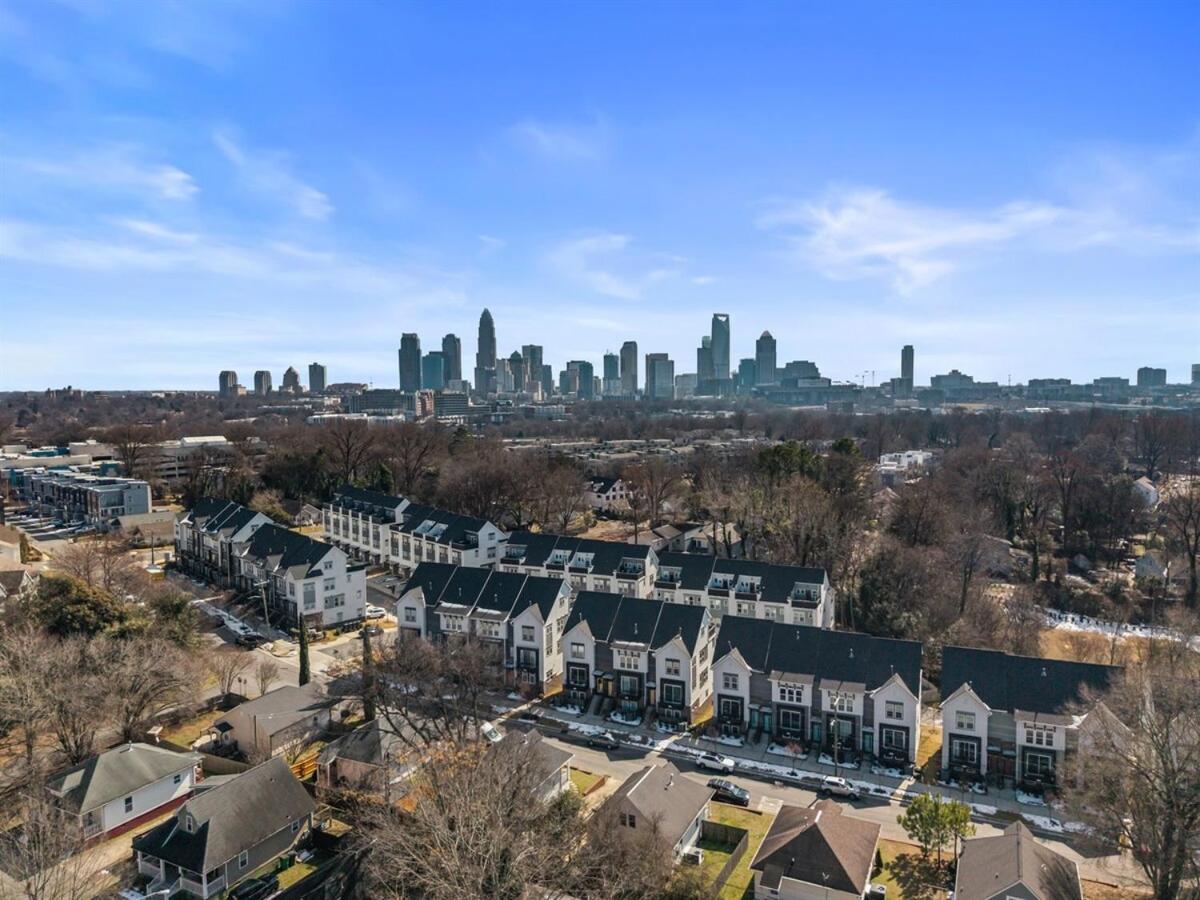 2br With Fenced Backyard, Minutes To Uptown