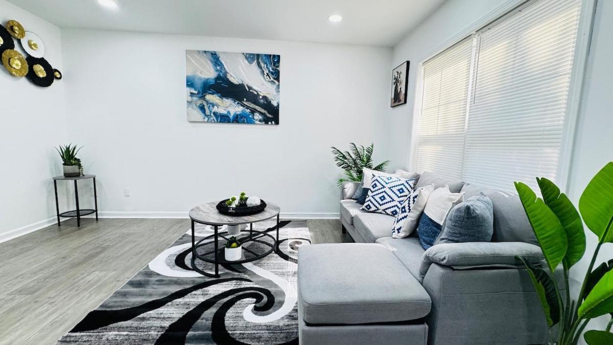 Cozy Corner Escape Entire In Holiday home *