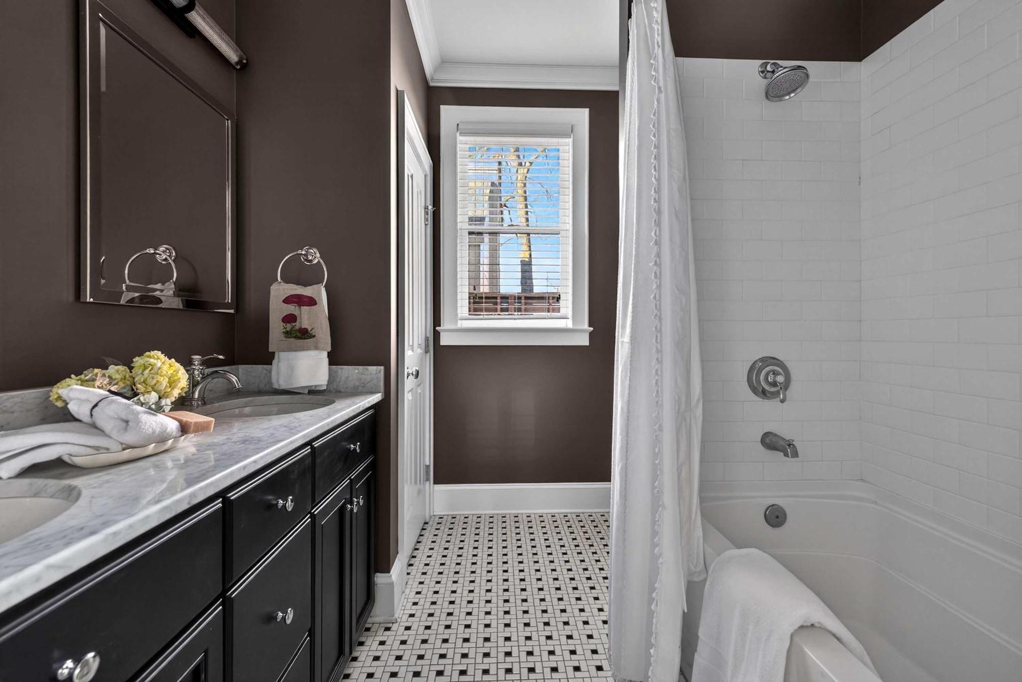 Uptown Historic Retreat Sleeps 8 Charlotte