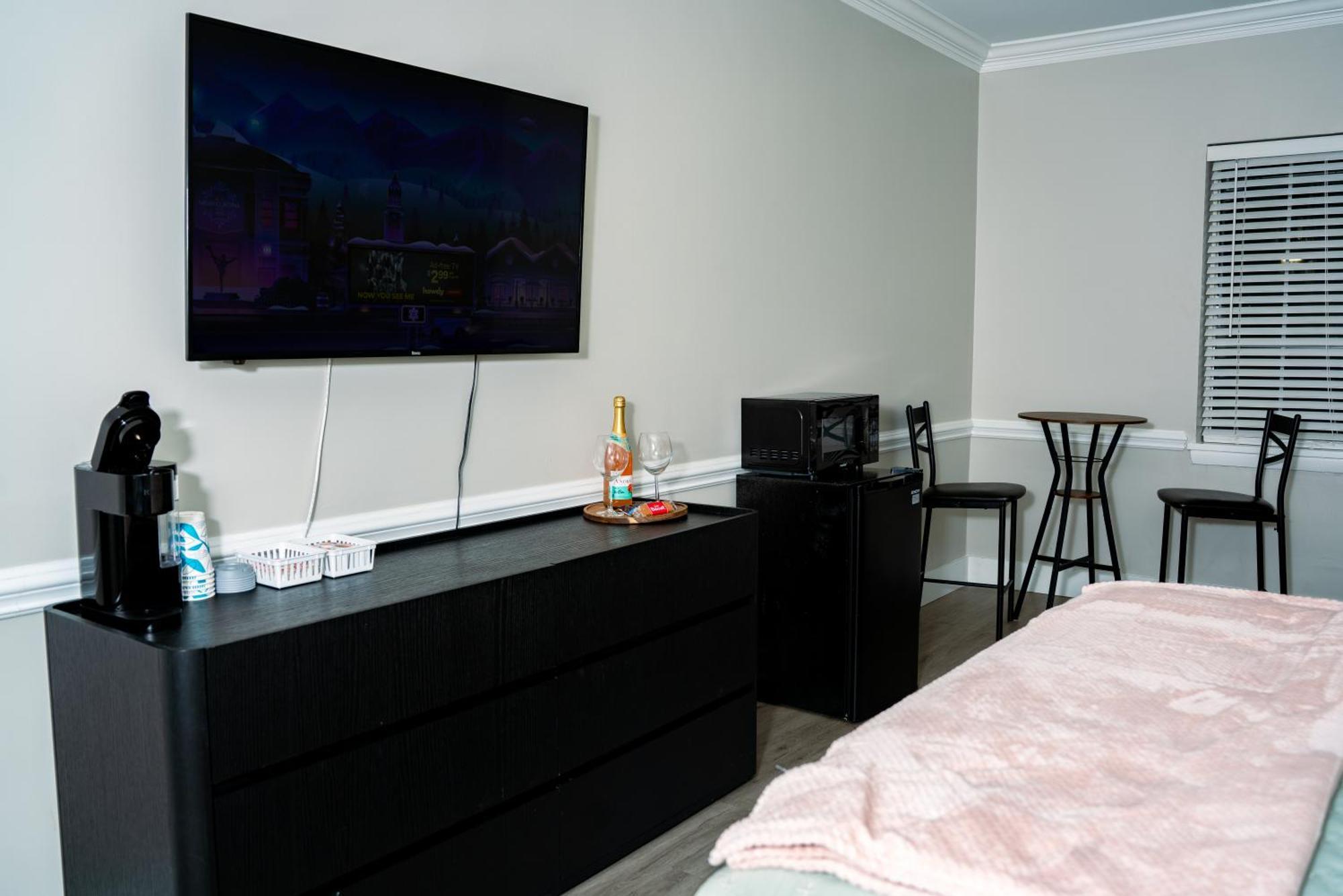 Apartment New Quiet Near Atrium Health With 24-7 Gym *