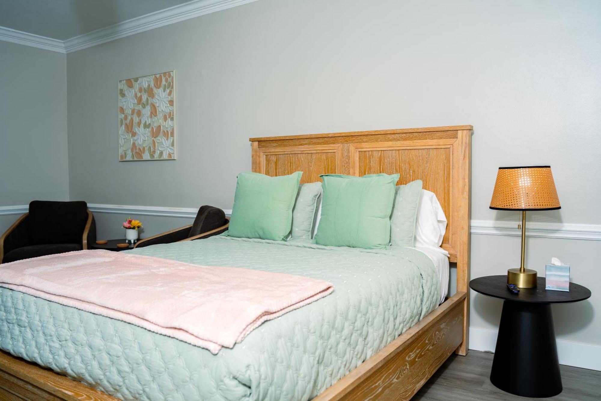 Apartment New Quiet Near Atrium Health With 24-7 Gym *
