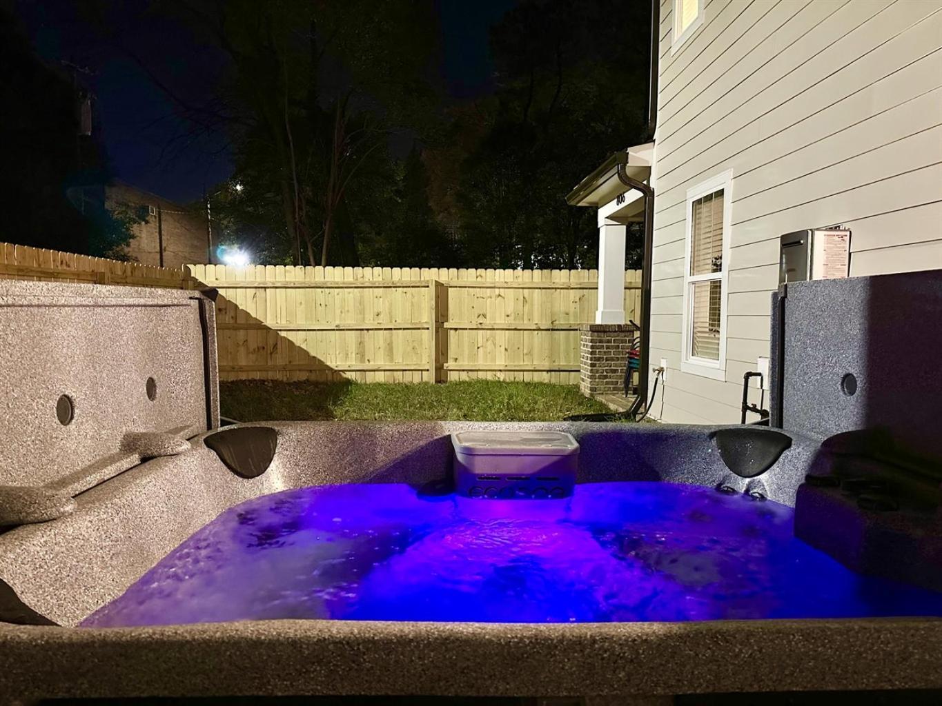 Holiday home Hot Tub Fire Pit Chefs Kitchen Near Uptown Charlotte