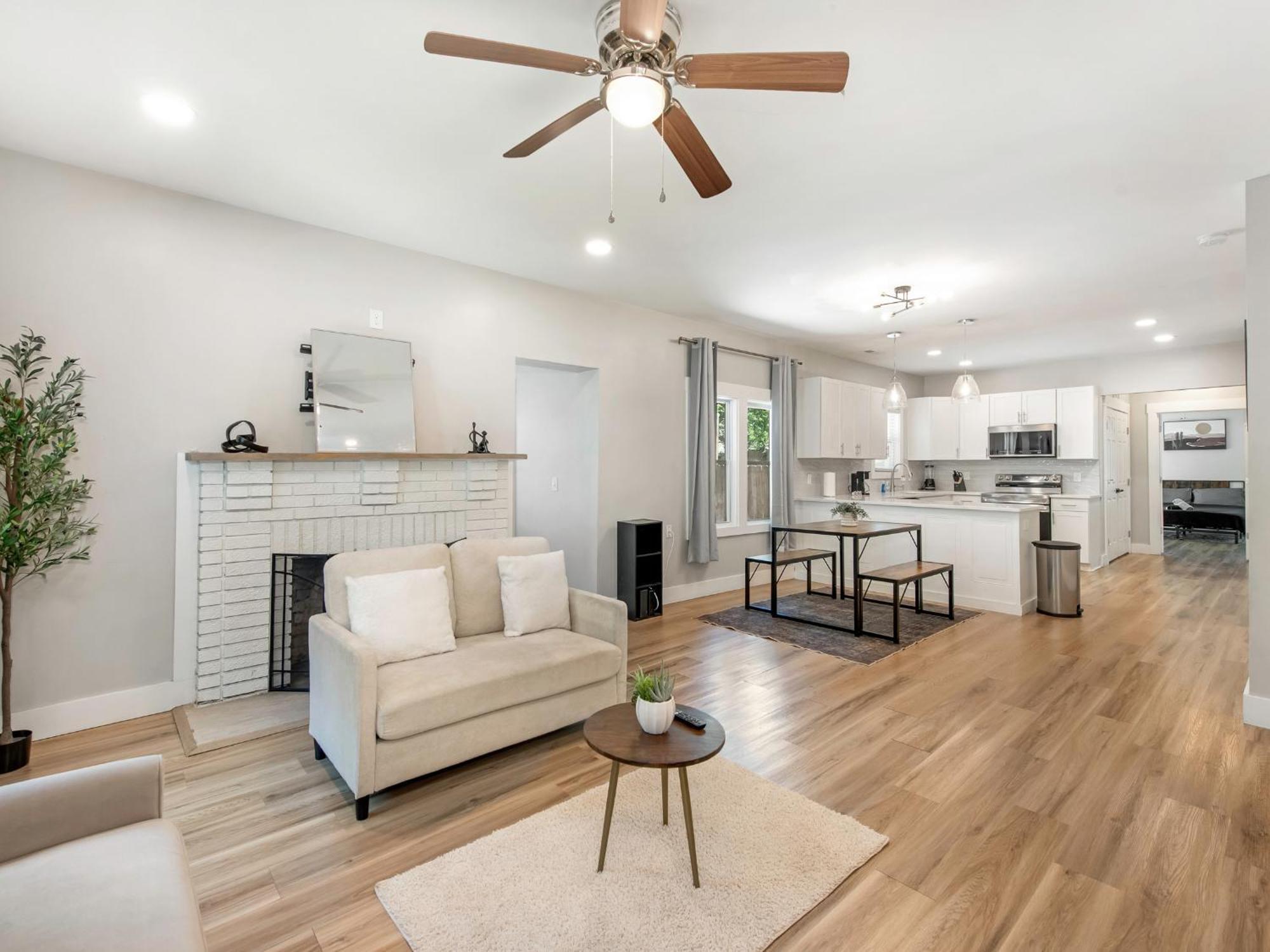 Holiday home 4 Bedroom With Hot Tub, Corn Hole, & Smart Tv! Minutes To Uptown, Airport, Dining And Entertainment - Charlotte