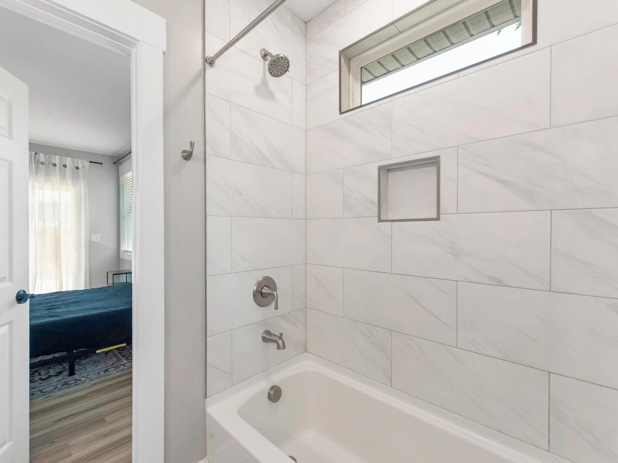 4 Bedroom With Hot Tub, Corn Hole, & Smart Tv! Minutes To Uptown, Airport, Dining And Entertainment - Holiday home