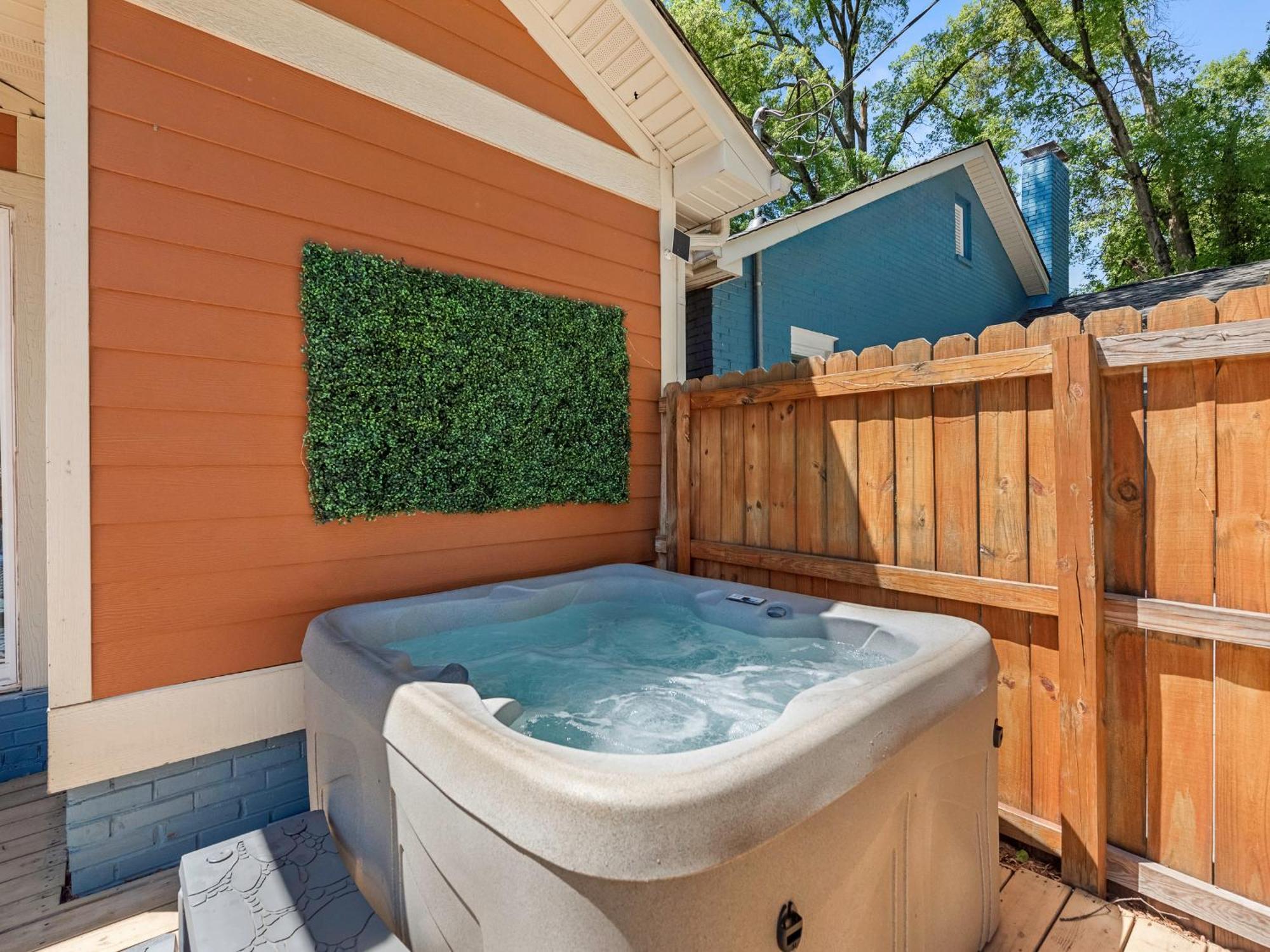 Holiday home 4 Bedroom With Hot Tub, Corn Hole, & Smart Tv! Minutes To Uptown, Airport, Dining And Entertainment - *