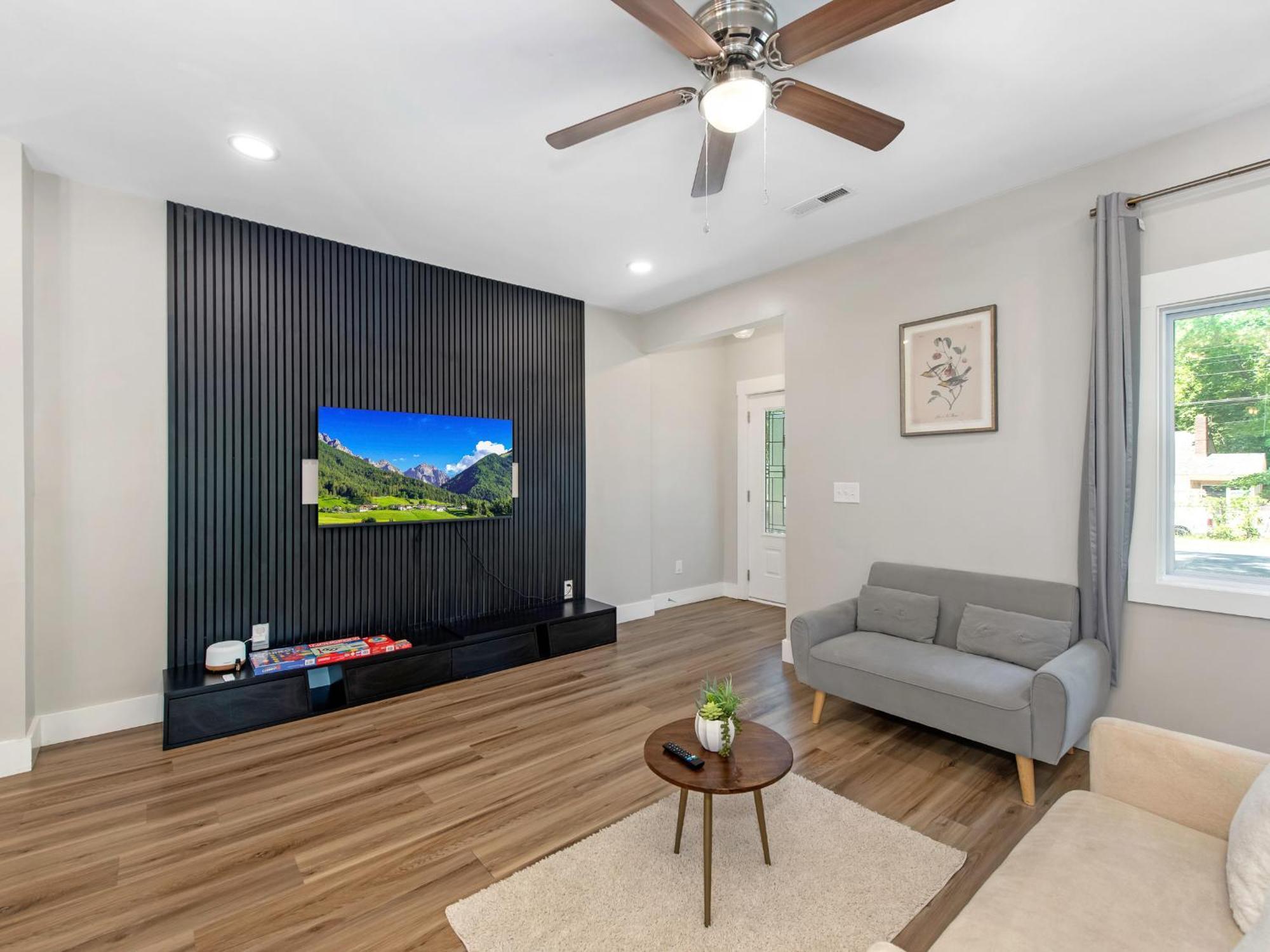 4 Bedroom With Hot Tub, Corn Hole, & Smart Tv! Minutes To Uptown, Airport, Dining And Entertainment - *