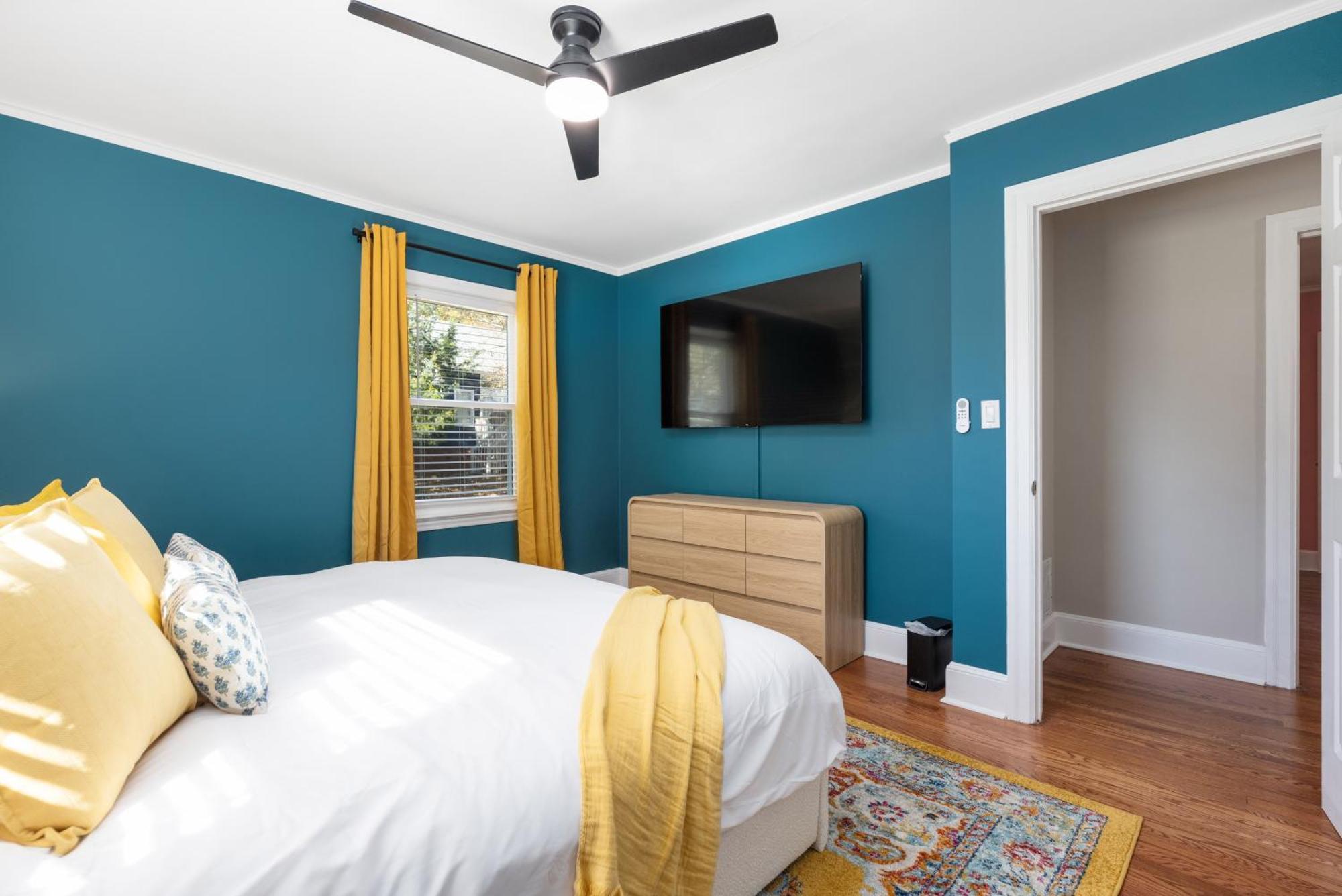 Pool Oasis With Hot Tub, Pickleball Court And Games Near Uptown Holiday home *