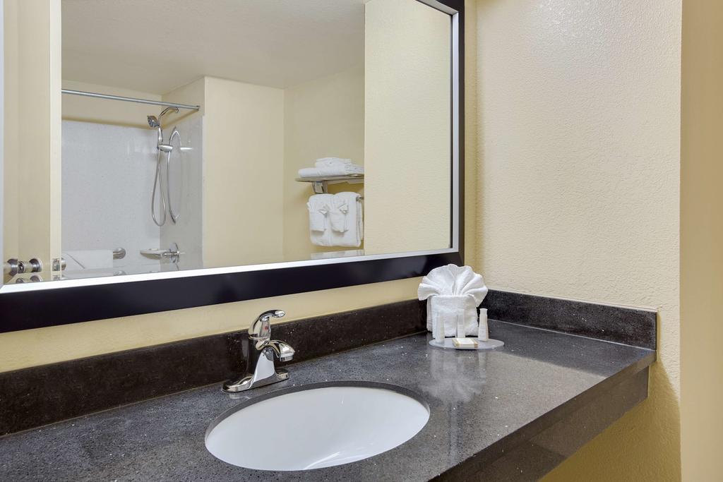 Baymont By Wyndham Charlotte-airport Coliseum