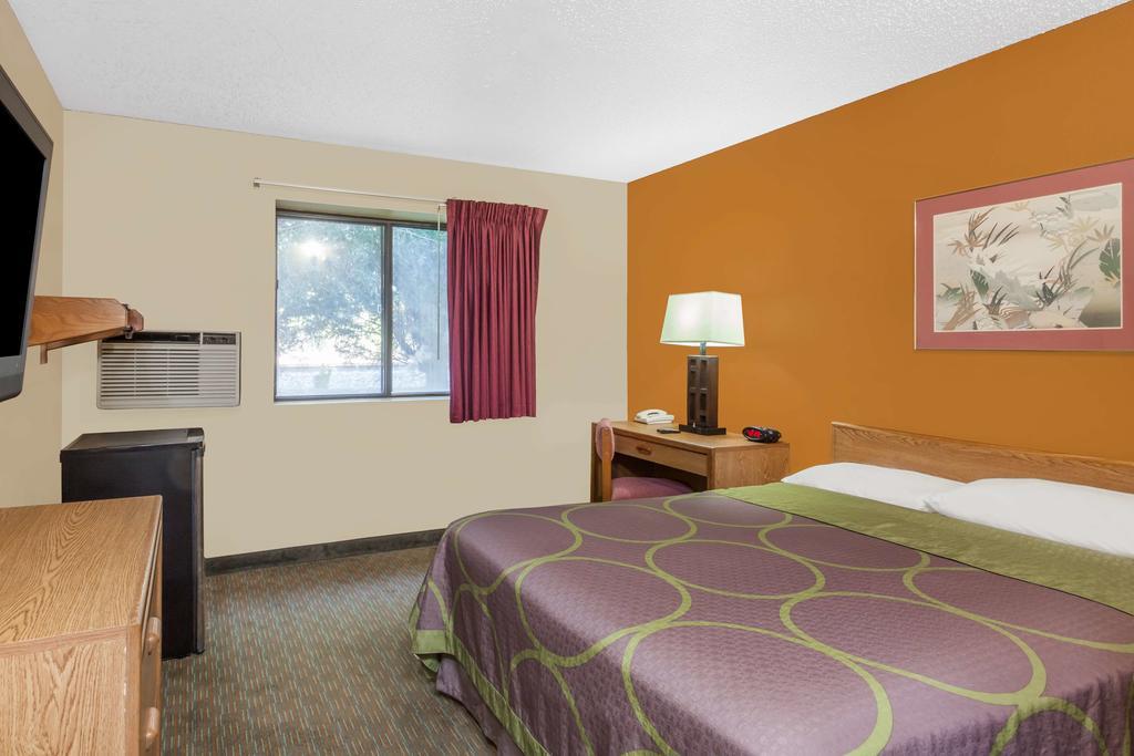 Super 8 By Wyndham Charlotte/amusement Park Area