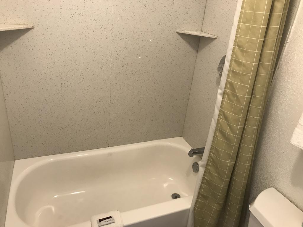 Royal Motel 2*