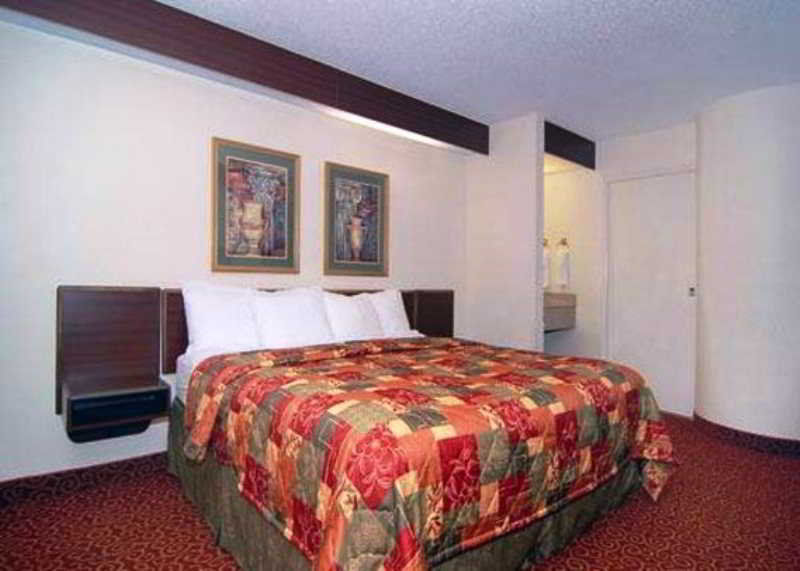 Sleep Airport - Billy Graham Parkway Hotel