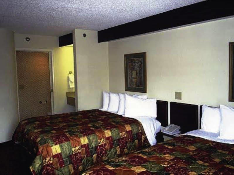 Hotel Sleep Airport - Billy Graham Parkway 2*