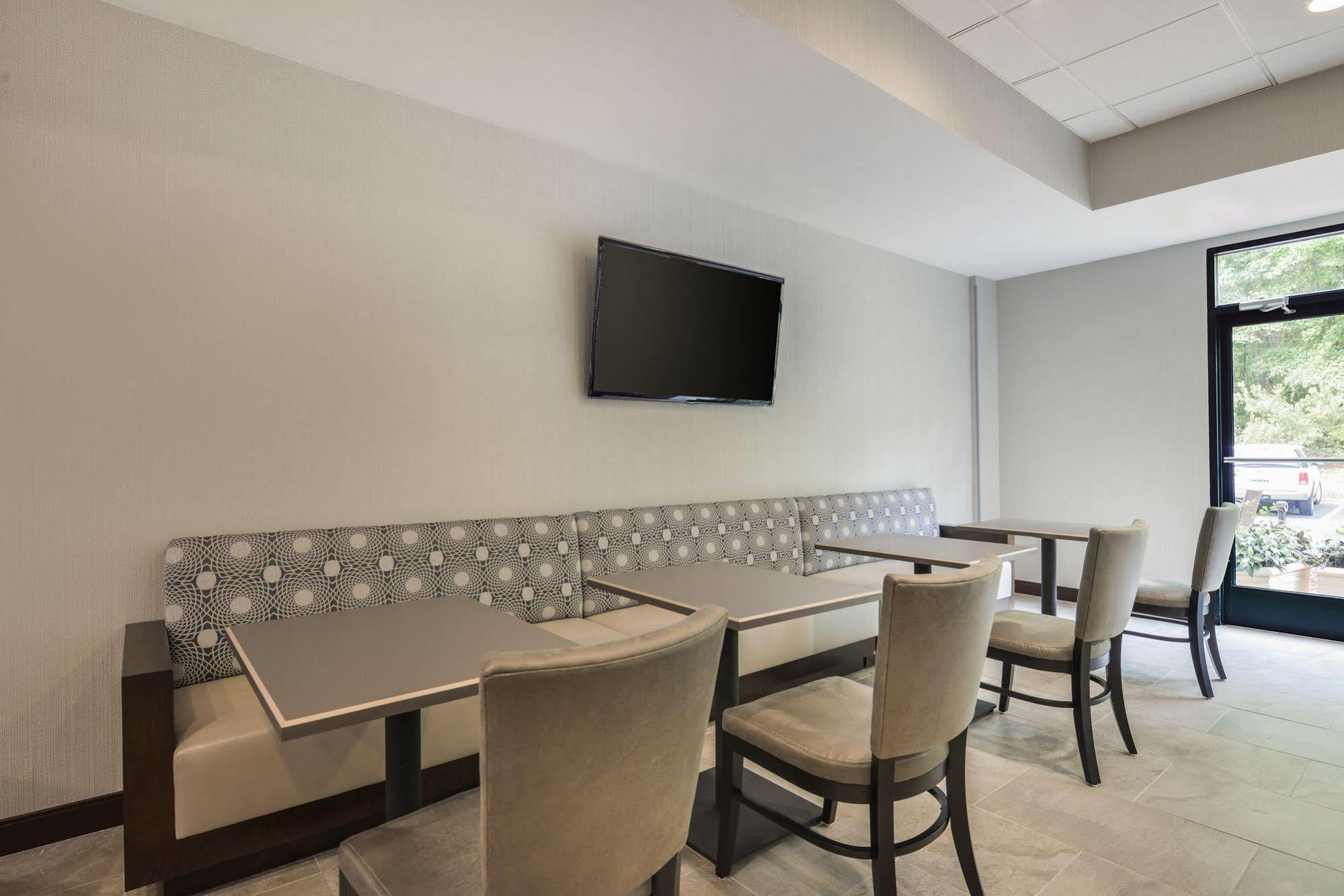 Wingate By Wyndham Airport Hotel 3*