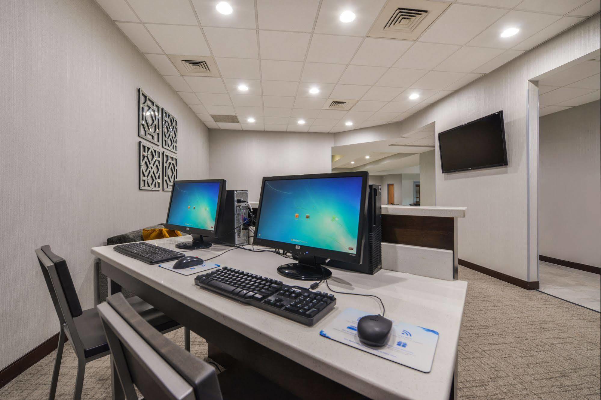 Hotel Wingate By Wyndham Airport