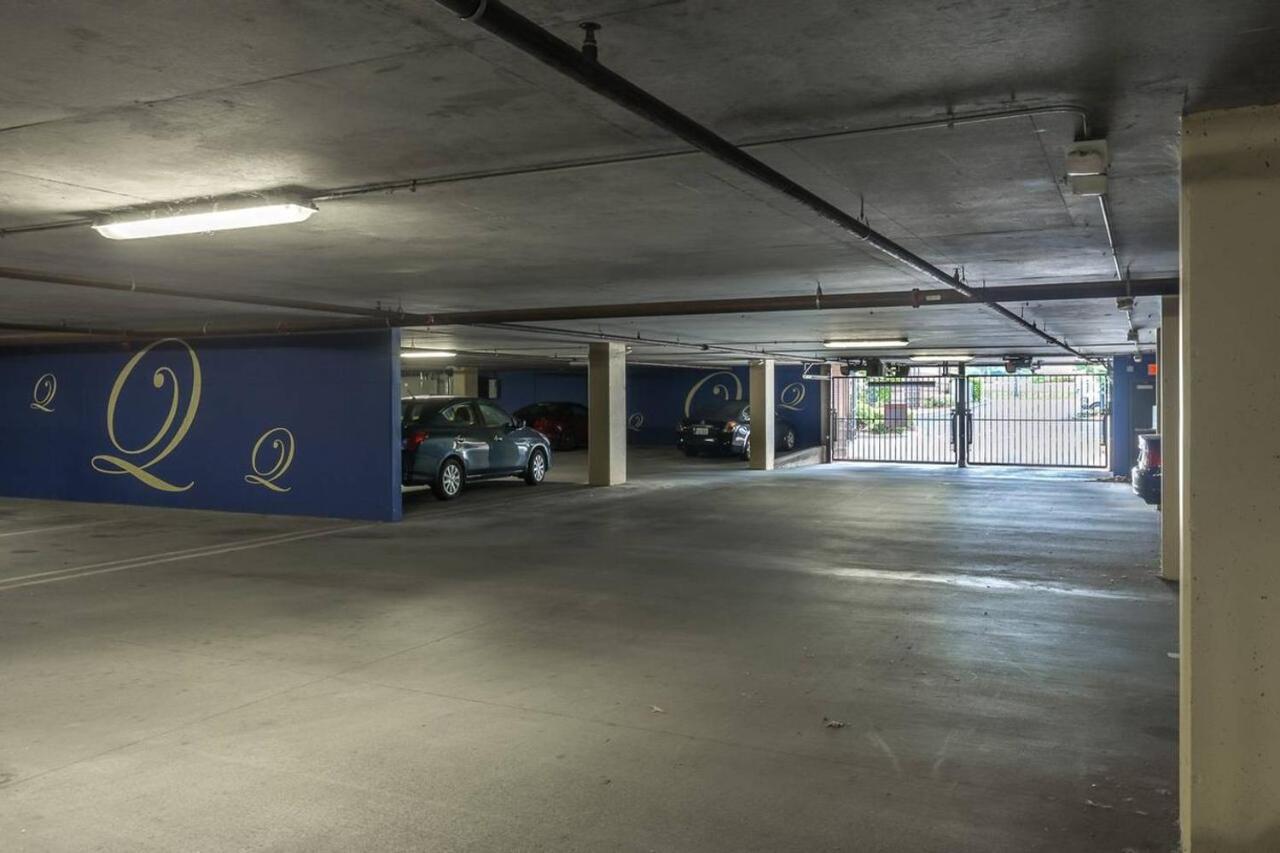 Trifecta Ace Location Pool & Gym Superhost Apartment