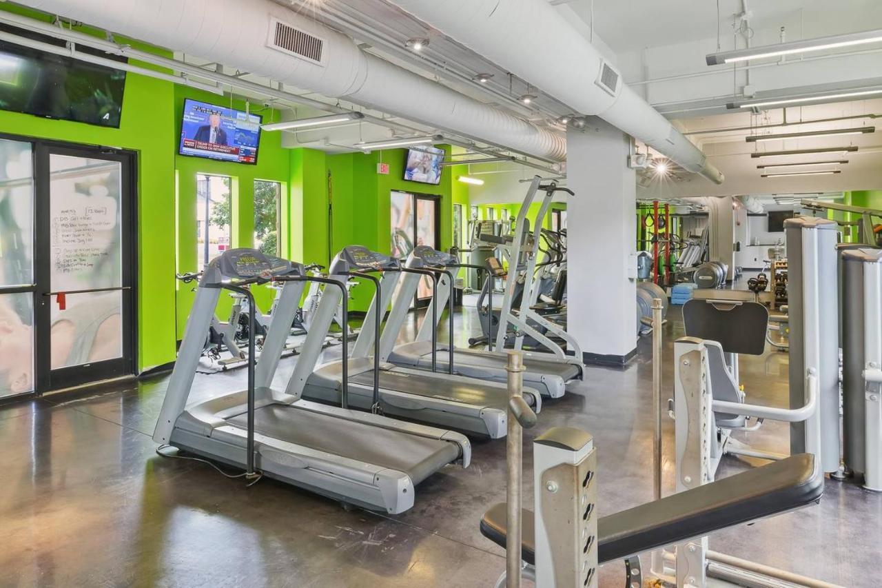 Trifecta Ace Location Pool & Gym Superhost Apartment