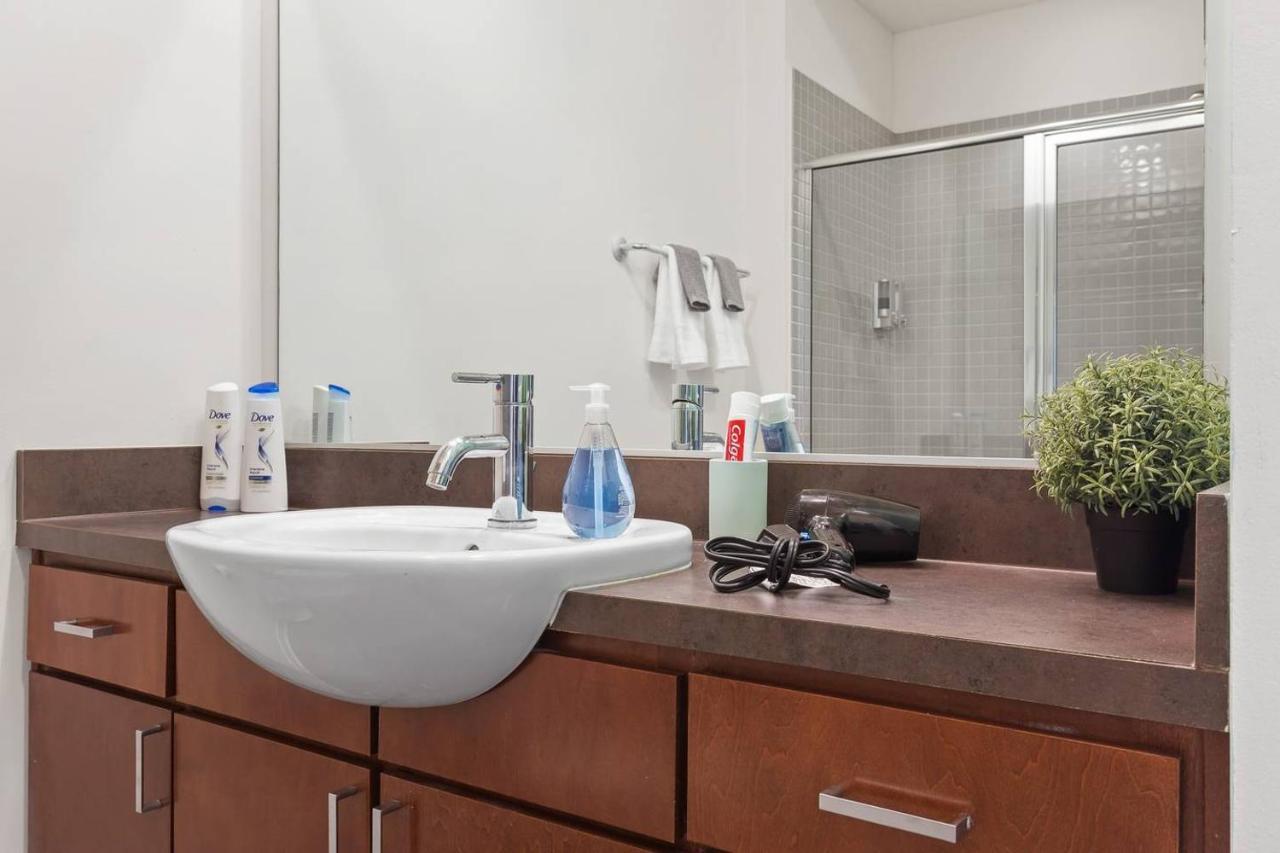 Trifecta Ace Location Pool & Gym Superhost Apartment