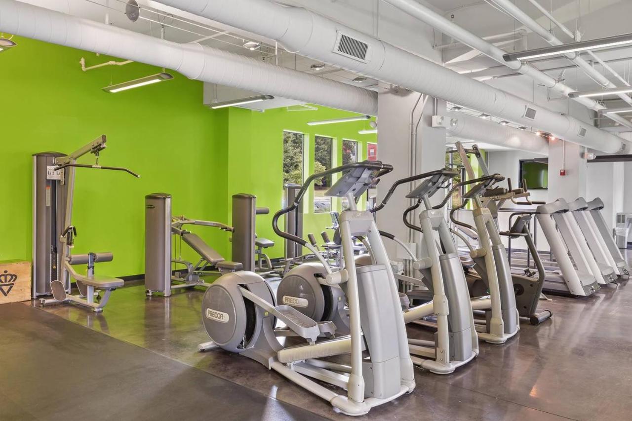 Trifecta Ace Location Pool & Gym Superhost Apartment