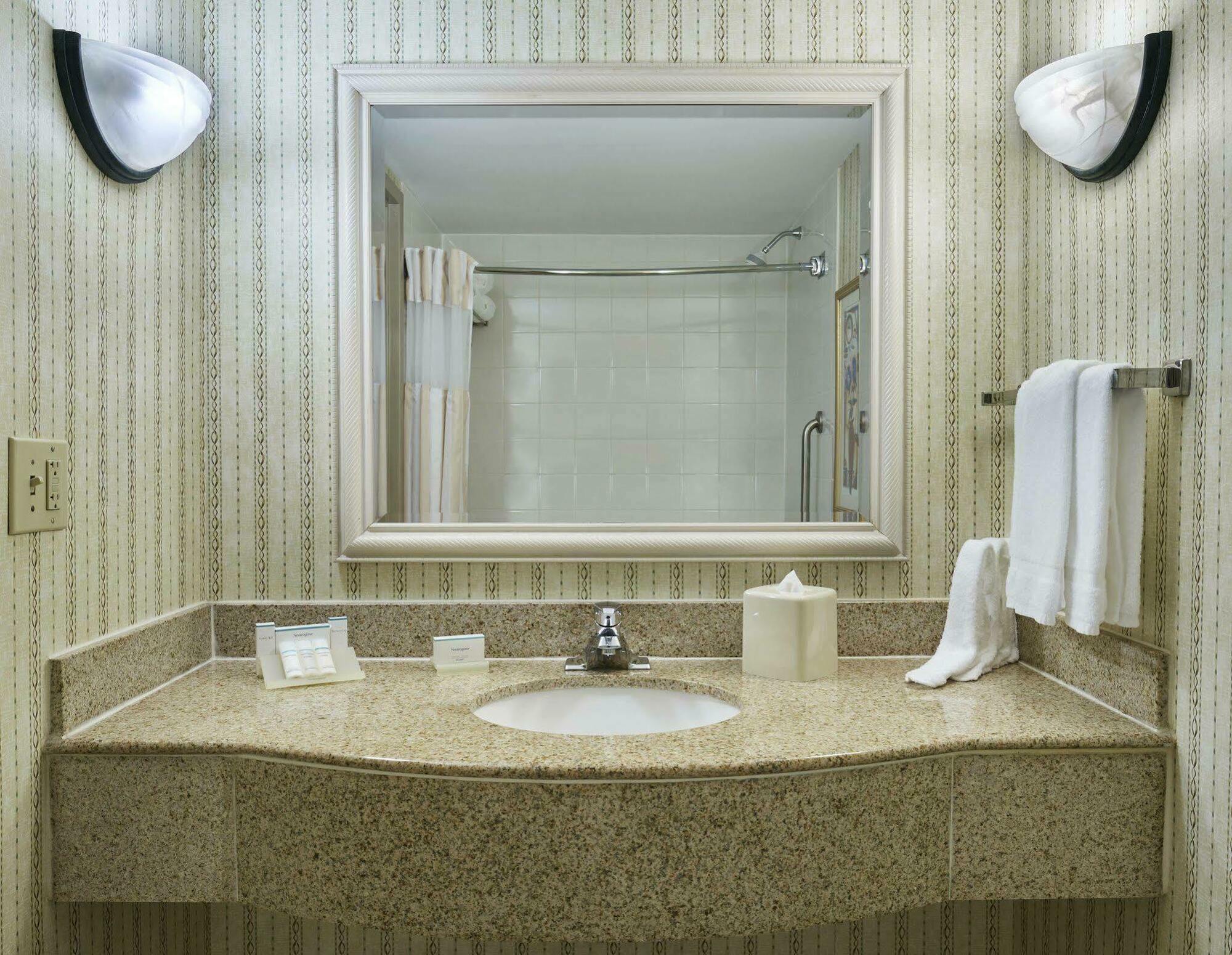 Courtyard Center Hotel 3*