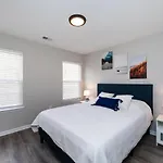 Brandnew Spacious 4 Bedroom House Minutes To Uptown *