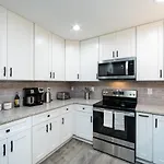 Brandnew Spacious 4 Bedroom House Minutes To Uptown