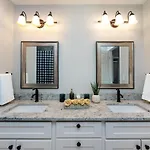Brandnew Spacious 4 Bedroom House Minutes To Uptown Holiday home