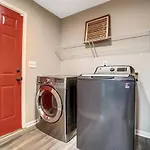 Homestay Cozy, 1-level - 5 Miles To Uptown Clt