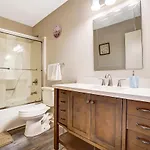 Homestay Cozy, 1-level - 5 Miles To Uptown Clt *