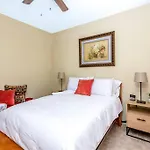 Near Uptown 3Br 1.5 Bth Free Parking Free Wifi