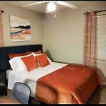 Near Uptown 3Br 1.5 Bth Free Parking Free Wifi