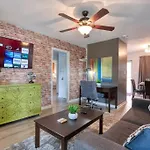Apartment Trendy Escape ◉ California King Bed Awaits! Charlotte