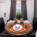 Trendy Escape ◉ California King Bed Awaits! Apartment Charlotte