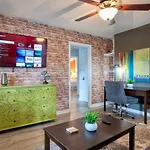 Apartment Trendy Escape ◉ California King Bed Awaits! Charlotte