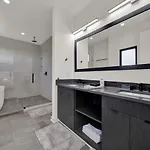Amazing Views Rooftop Patio, Gym And Game Holiday home *