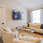 City Retreat - 4 Bedroom Oasis With King & Private Yard Near Downtown