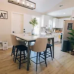 City Retreat - 4 Bedroom Oasis With King & Private Yard Near Downtown