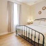 City Retreat - 4 Bedroom Oasis With King & Private Yard Near Downtown