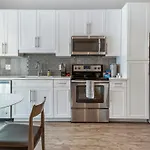 Modern Apartment In Prime Location Id3672