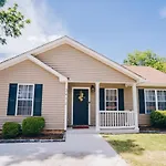 City Retreat - 4 Bedroom Oasis With King & Private Yard Near Downtown