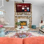 Vibrant South Clt Oasis, 3brs, Patio, Fire Pit * Charlotte